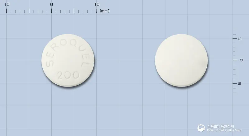 쎄로켈정200밀리그램(쿠에티아핀푸마르산염) 앞뒤 사진 (흰색 원형, 각인 SEROQUEL 200)