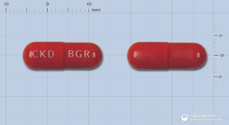 볼그레캡슐(철-아세틸트랜스페린) 앞뒤 사진 (빨간색 캡슐, 각인 CKD BGR)