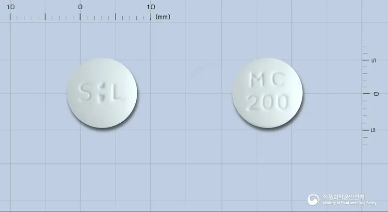 무코치올에스정200밀리그람(메칠-엔,에스-디아세틸시스테인) 앞뒤 사진 (흰색 원형, 각인 MC200)