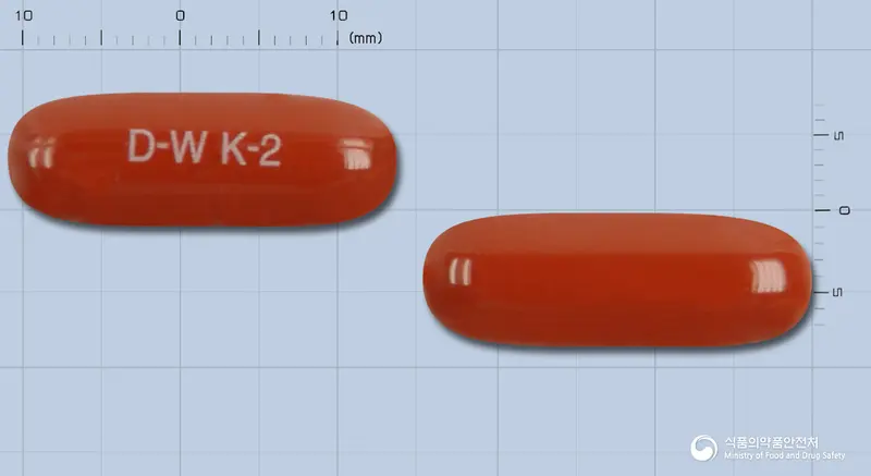 케이투연질캡슐 앞뒤 사진 (빨간색 캡슐, 각인 D-W K-2)