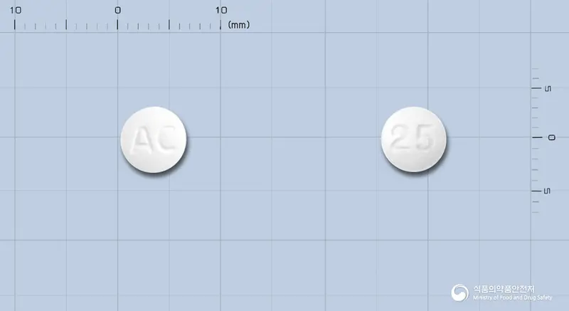 알레보정(레보설피리드)(수출명: Arlovo Tablet) 앞뒤 사진 (흰색 원형, 각인 AC / 25)