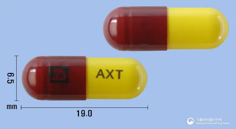 엑시티딘캡슐150mg(니자티딘) 앞뒤 사진 (빨간색 캡슐, 각인 AXT)