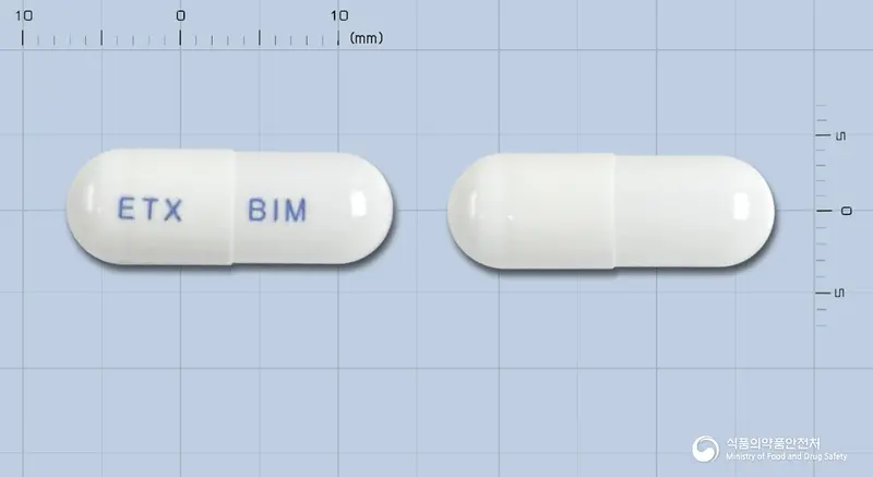 바이메드캡슐(사카로마이세스보울라르디균) 앞뒤 사진 (흰색 캡슐, 각인 ETX BIM)