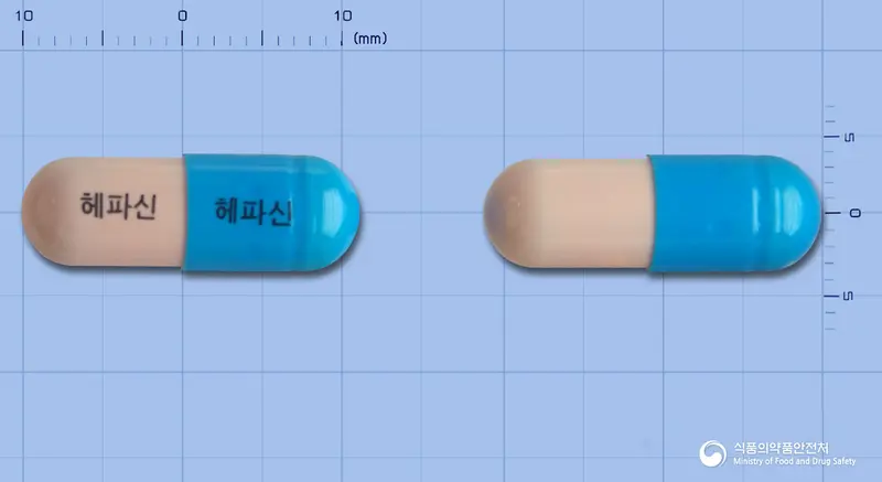 경진헤파신캡슐(배농산급탕) 앞뒤 사진 (파란색 캡슐, 각인 헤파신 헤파신)