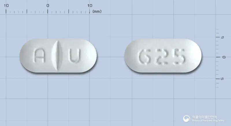 오클라틴정625mg(아목시실린-클라불란산칼륨(4:1)) 앞뒤 사진 (흰색 장방형, 각인 A U / 625)