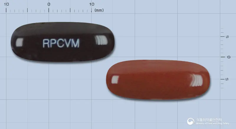 칼비엠연질캡슐 앞뒤 사진 (검은색 캡슐, 각인 RPCVM)