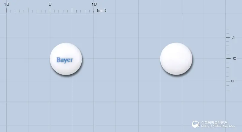 아스피린프로텍트정100밀리그람 앞뒤 사진 (흰색 원형, 각인 Bayer)