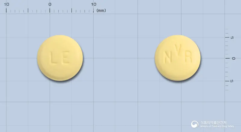 레스콜엑스엘서방정(플루바스타틴나트륨) 앞뒤 사진 (노란색 원형, 각인 LE / NVR)