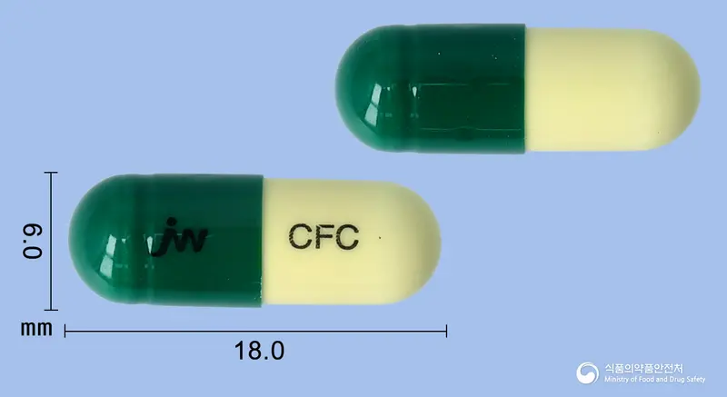 중외세파클러캡슐 앞뒤 사진 (초록색 캡슐, 각인 CFC)
