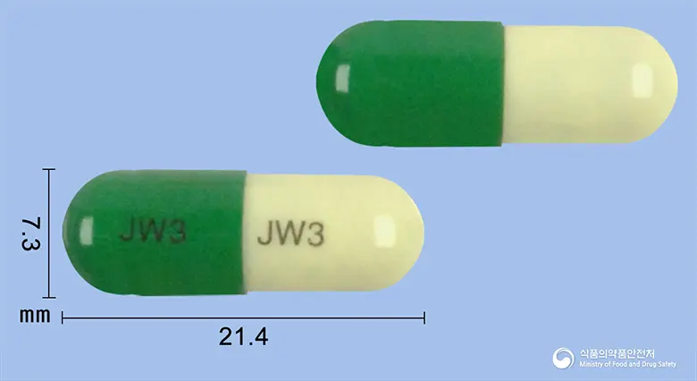 파이네신캡슐(은교산) 앞뒤 사진 (초록색 캡슐, 각인 JW3 JW3)