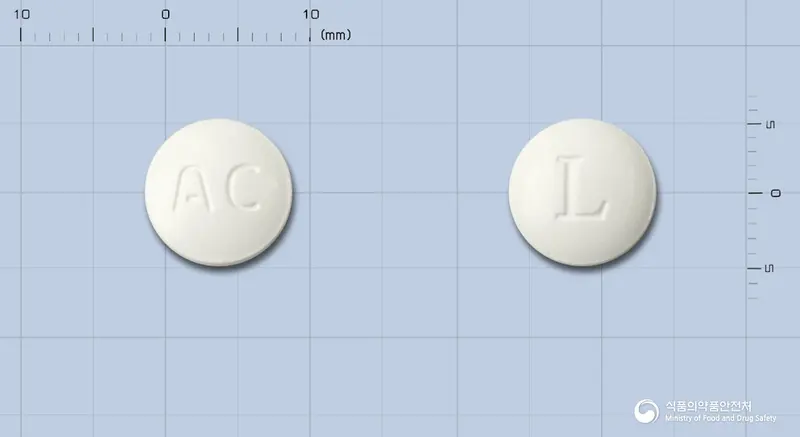 락시드정 앞뒤 사진 (흰색 원형, 각인 AC / L)