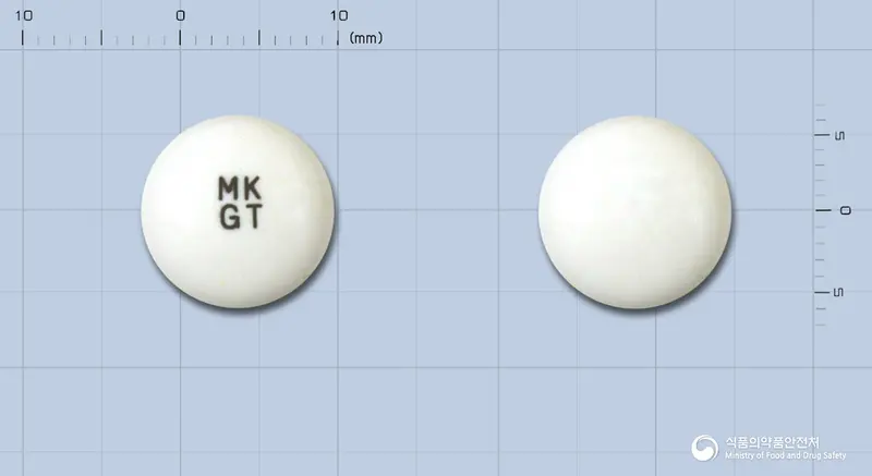 속이쿨정 앞뒤 사진 (흰색 원형, 각인 MKGT)