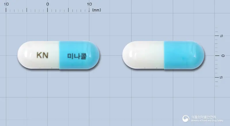 미나콜캡슐 앞뒤 사진 (파란색 캡슐, 각인 KN 미나콜)