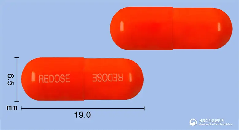 리도스캡슐(페노피브레이트 과립(미분화)) 앞뒤 사진 (주황색 캡슐, 각인 REDOSE REDOSE)