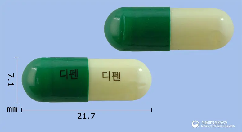 디펜캡슐(사청환) 앞뒤 사진 (초록색 캡슐, 각인 디펜 디펜)