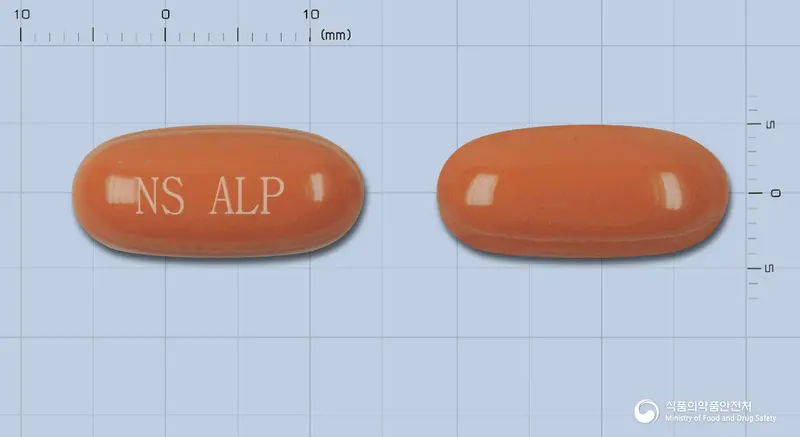 알파부틴연질캡슐 앞뒤 사진 (갈색 캡슐, 각인 NS ALP)