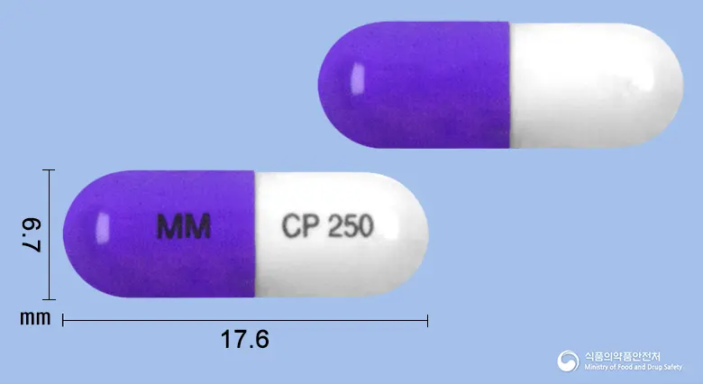 명문세파클러수화물캡슐250mg 앞뒤 사진 (보라색 캡슐, 각인 MM CP 250)