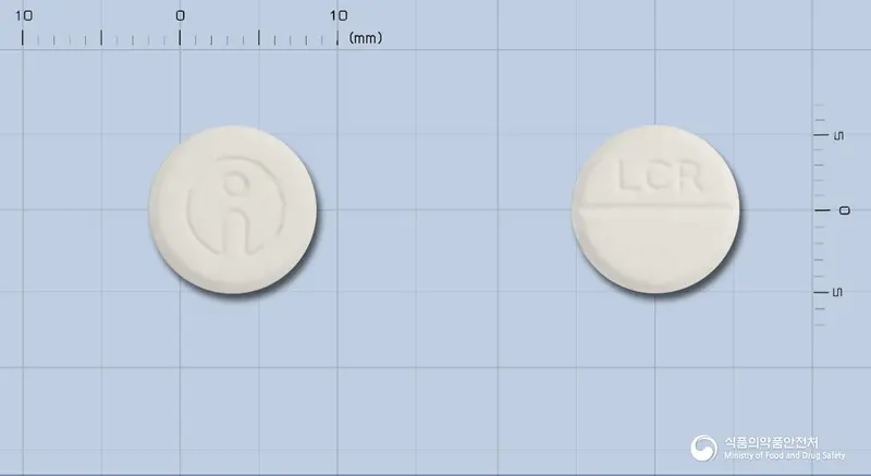 리크린정(아르기닌치아졸리딘카르복실레이트) 앞뒤 사진 (흰색 원형, 각인 LCR)