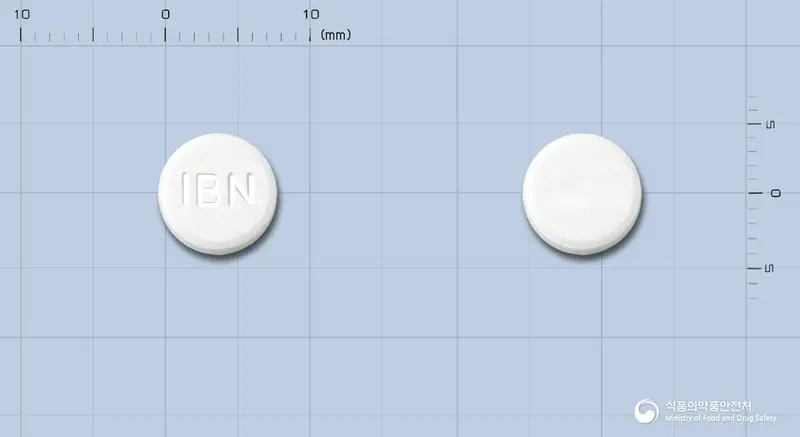 아미린정100mg(아미노필린) 앞뒤 사진 (흰색 원형, 각인 IBN)