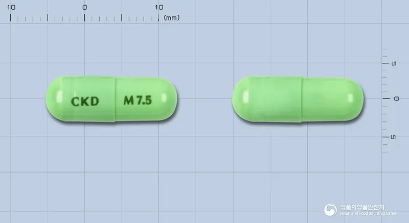 멜락스캡슐7.5밀리그램(멜록시캄) 앞뒤 사진 (연두색 캡슐, 각인 CKD M7.5)