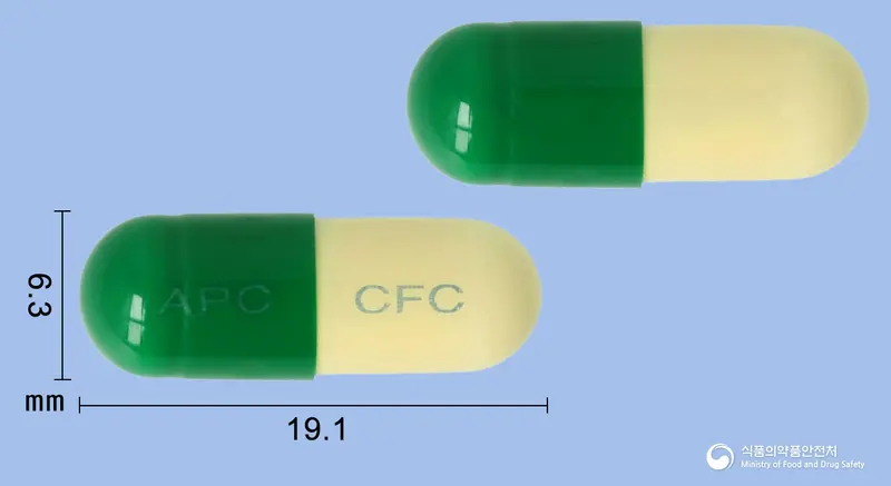 아주세파클러캡슐250밀리그램(세파클러수화물) 앞뒤 사진 (초록색 캡슐, 각인 APC CFC)