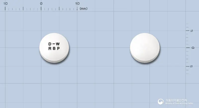 레바핀정100밀리그램(레바미피드) 앞뒤 사진 (흰색 원형, 각인 D-WRBP)