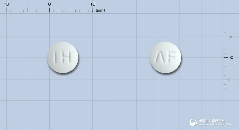 아세클란정(아세클로페낙) 앞뒤 사진 (흰색 원형, 각인 IH / ΛF)