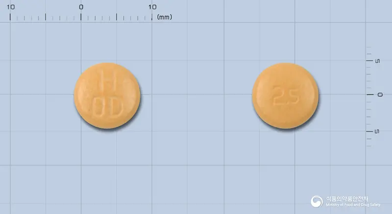 트리아핀정2.5/2.5mg 앞뒤 사진 (주황색 원형, 각인 HOD / 2.5)