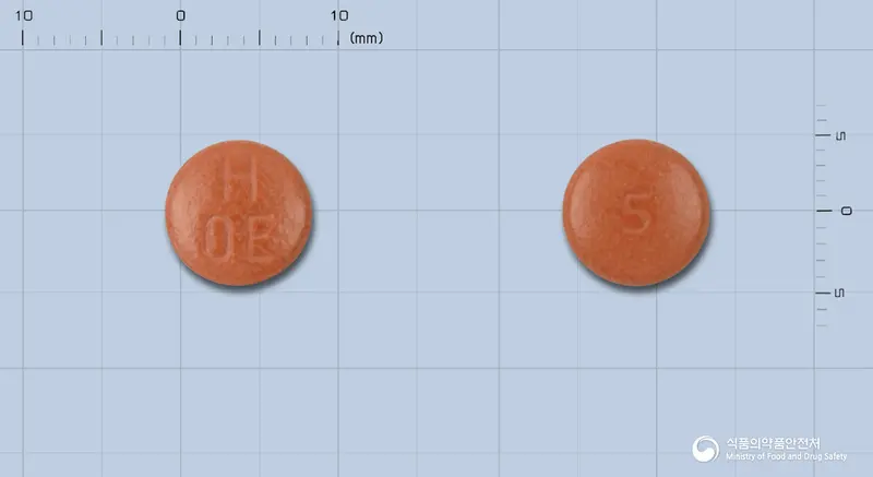 트리아핀정5/5mg 앞뒤 사진 (갈색 원형, 각인 HOE / 5)