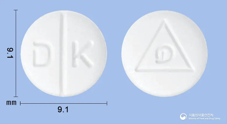 라모난정(테르비나핀염산염) 앞뒤 사진 (흰색 원형, 각인 D K)
