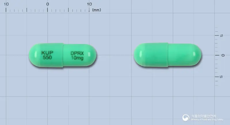 디프렉신캡슐10밀리그람(플루옥세틴염산염)(수출명:ChertinCaps.10mg) 앞뒤 사진 (초록색 캡슐, 각인 KUP DPRX550 10mg)