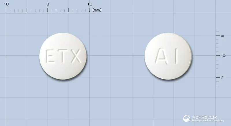 알파인정 앞뒤 사진 (흰색 원형, 각인 ETX / AI)