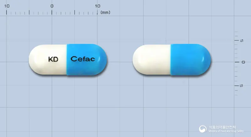 광동세파클러캡슐(세파클러수화물) 앞뒤 사진 (파란색 캡슐, 각인 KD Cefac)