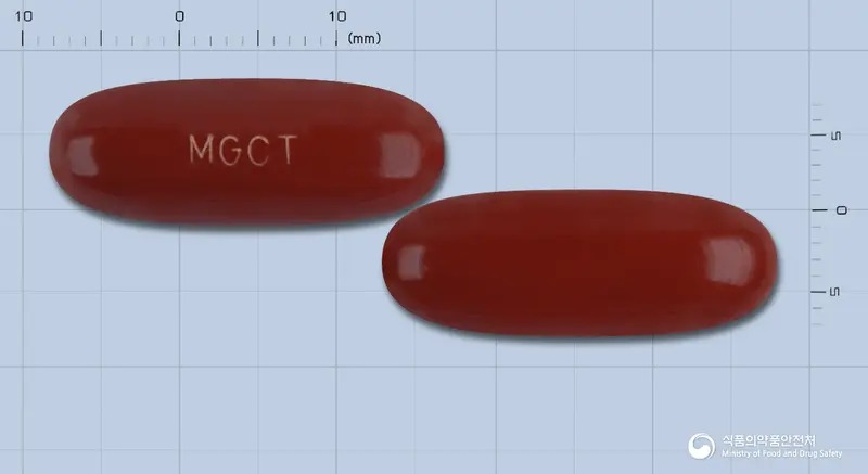 메가콘트로연질캡슐 앞뒤 사진 (갈색 캡슐, 각인 MGCT)