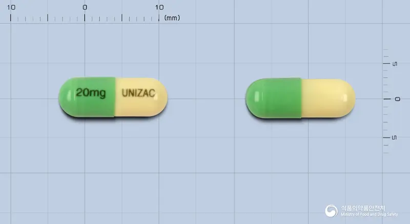 유니작캡슐(염산플루옥세틴) 앞뒤 사진 (연두색 캡슐, 각인 20mg UNIZAC)