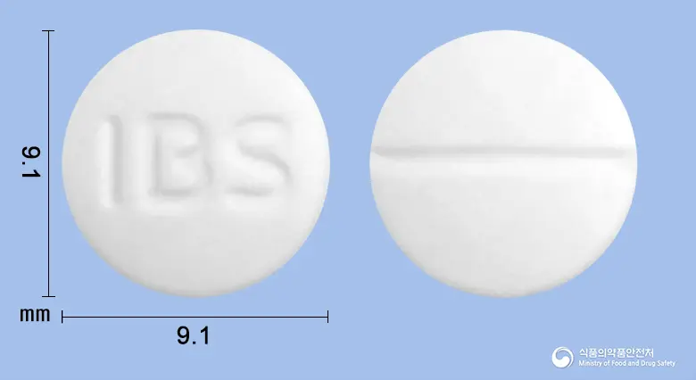 인브록솔정(암브록솔염산염)(수출용) 앞뒤 사진 (흰색 원형, 각인 IBS)