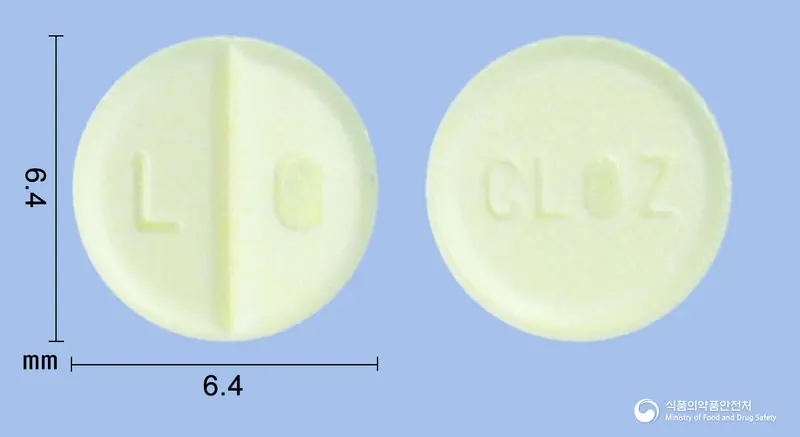 클로자릴정25밀리그램(클로자핀) 앞뒤 사진 (연두색 원형, 각인 L O / CLOZ)