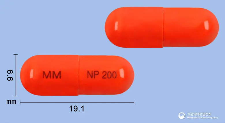 노피드캡슐(페노피브레이트 과립(미분화)) 앞뒤 사진 (주황색 캡슐, 각인 MM NP 200)