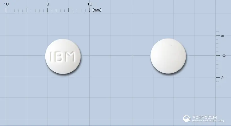 메바몰정250mg(메토카르바몰) 앞뒤 사진 (흰색 원형, 각인 IBM)