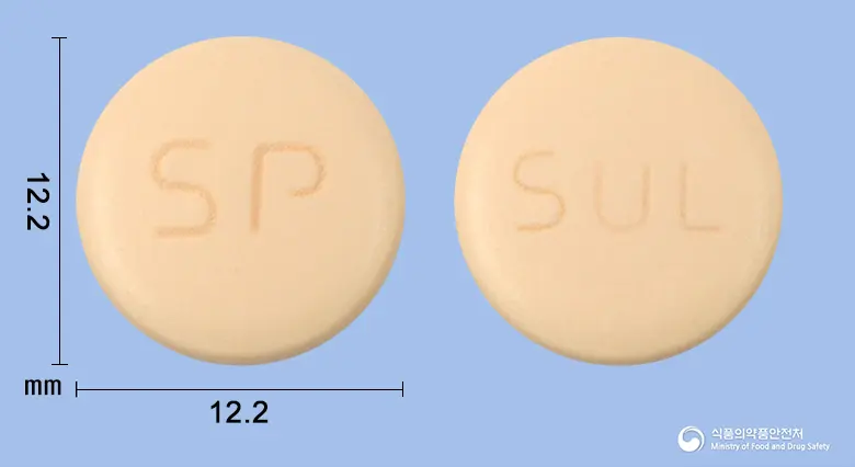 사메론정(S-아데노실-L-메티오닌황산토실산염) 앞뒤 사진 (노란색 원형, 각인 SP / SUL)