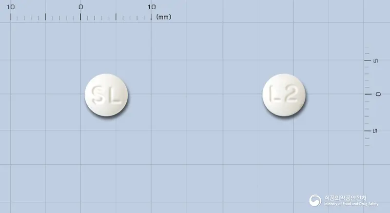 청계레보설피리드정(수출용) 앞뒤 사진 (흰색 원형, 각인 SL / L2)