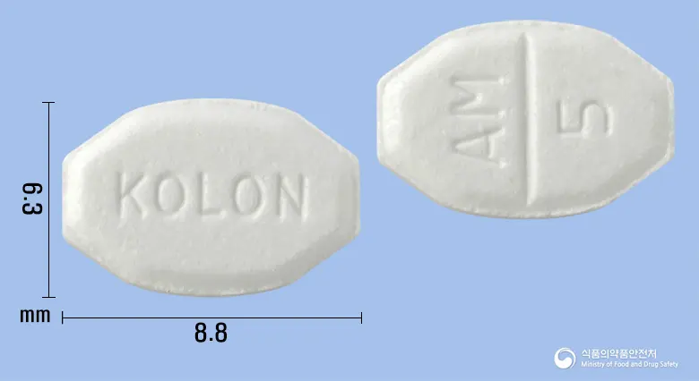 에이엠정(암로디핀말레산염) 앞뒤 사진 (흰색 팔각형, 각인 KOLON / AM 5)