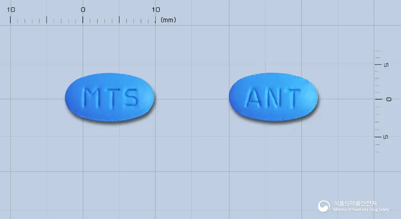 아나탁심정(나프록센나트륨) 앞뒤 사진 (파란색 타원형, 각인 MTS / ANT)