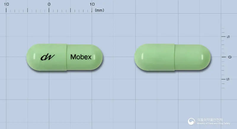 모벡스캡슐(멜록시캄) 앞뒤 사진 (초록색 캡슐, 각인 Mobex)