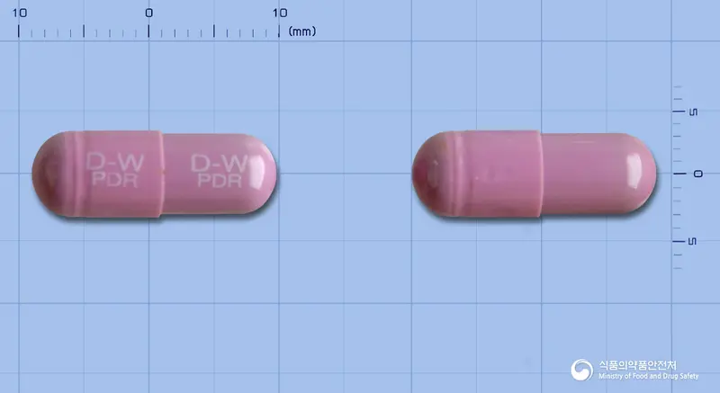 페리닥터캡슐 앞뒤 사진 (분홍색 캡슐, 각인 D-W D-WPDR PDR)