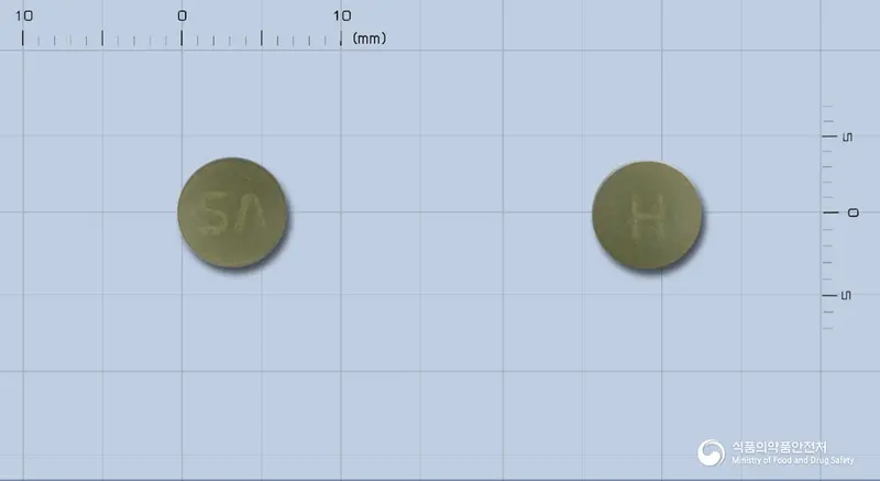 헤브론에프정(아이비엽30%에탄올건조엑스(5~7.5→1)) 앞뒤 사진 (초록색 원형, 각인 H)
