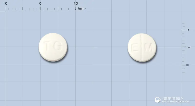 태극에날라프릴정(에날라프릴말레산염) 앞뒤 사진 (흰색 원형, 각인 TG / E M)