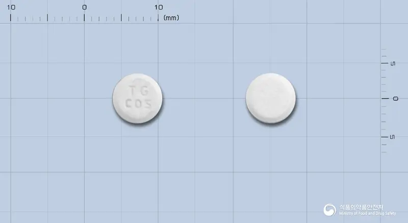 코스콜정 앞뒤 사진 (흰색 원형, 각인 TGCOS)