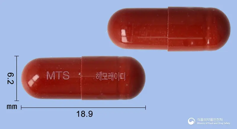 헤모레이디캡슐 앞뒤 사진 (갈색 캡슐, 각인 MTS 헤모레이디)