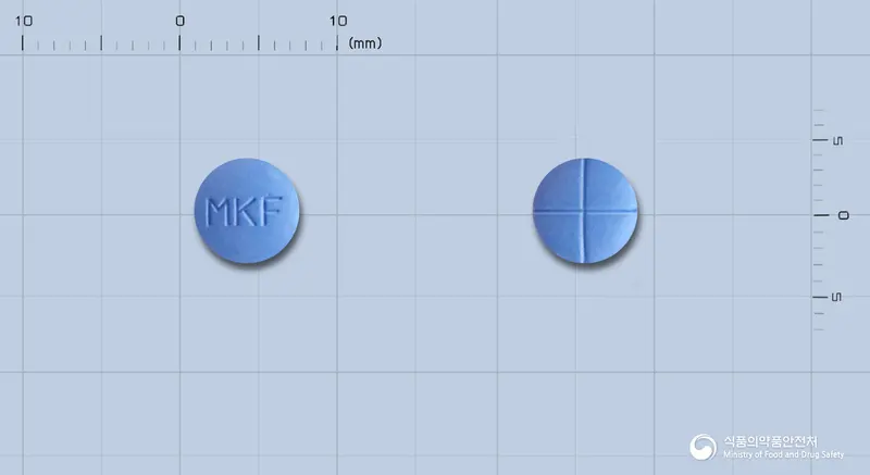 스카테론정(피나스테리드) 앞뒤 사진 (파란색 원형, 각인 MKF)